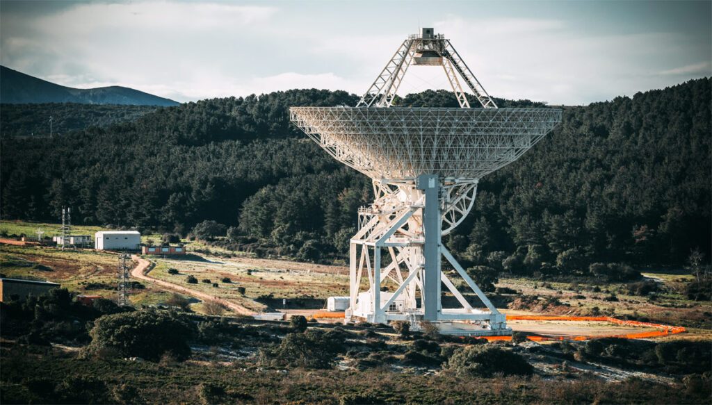 Ein großes Radioteleskop steht auf dem Boden.